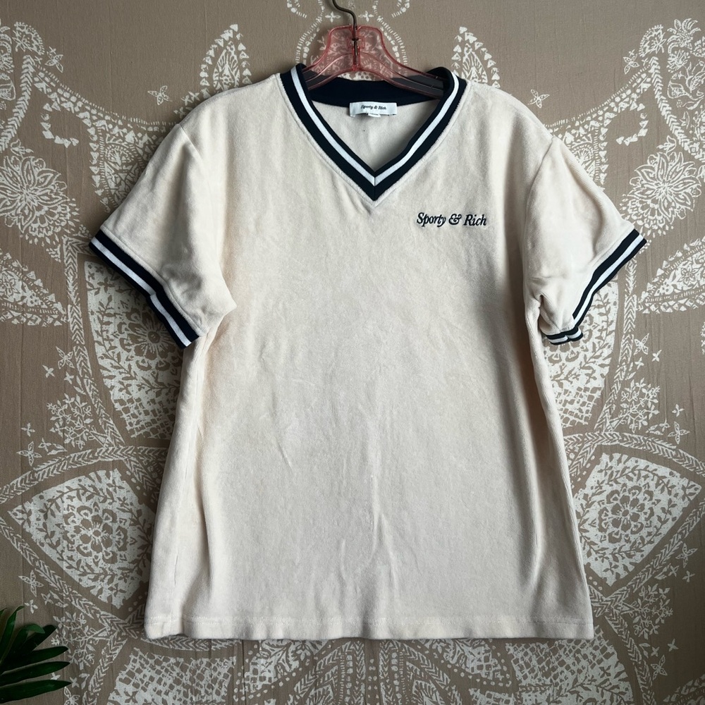 Sporty and Rich Italic Logo Embroidered V-Neck Tee - Cream/Navy - Picture 3 of 10